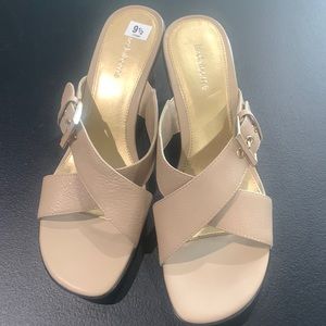 New Liz Claiborne Beige Trudy Leather Wedges slide Sandals - Size 9 1/2